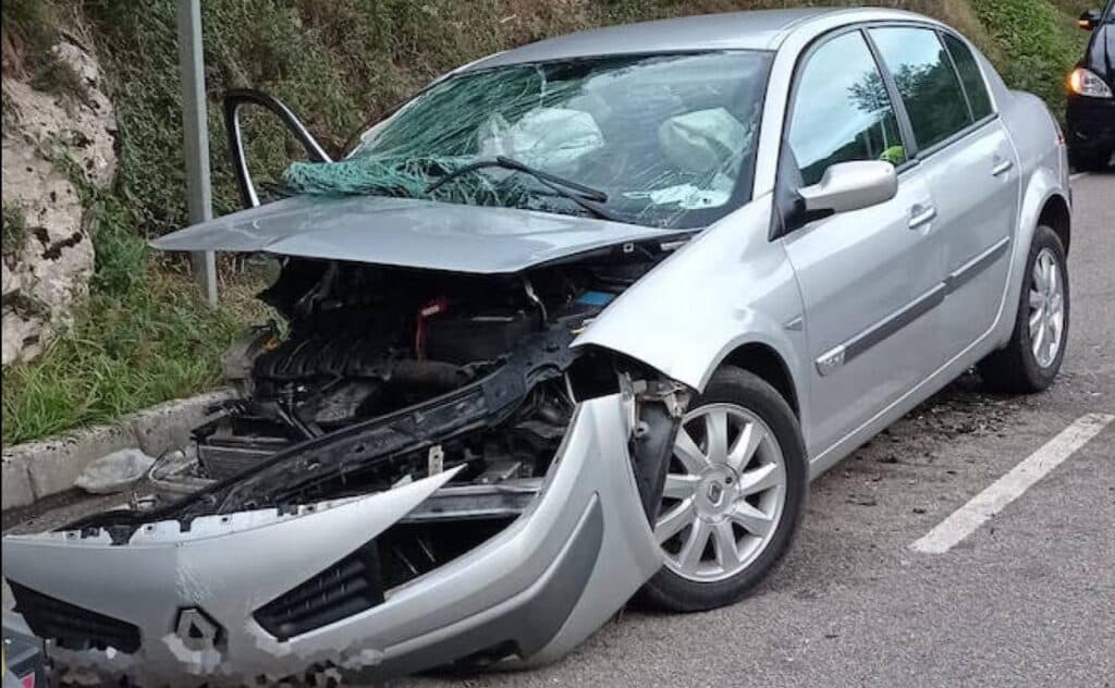 Coche accidentado con el parachoques roto | Perito Judicial
