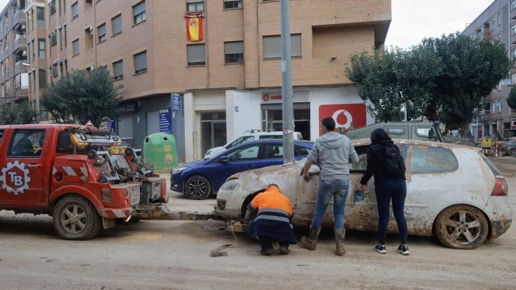 Grúa llevándose un coche por causa del impacto de la DANA | Perito Judicial