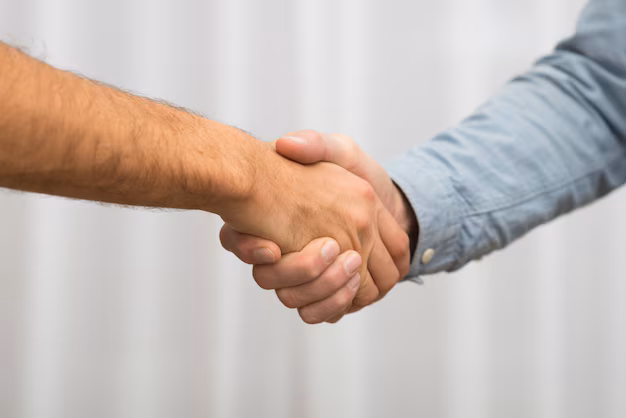 Hombre dándose la mano | Perito Judicial
