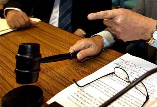 Juez golpeando el mazo | Perito Judicial