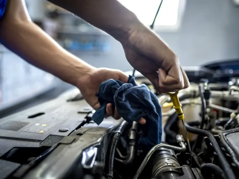 Mecánico arreglando motor | Perito Judicial