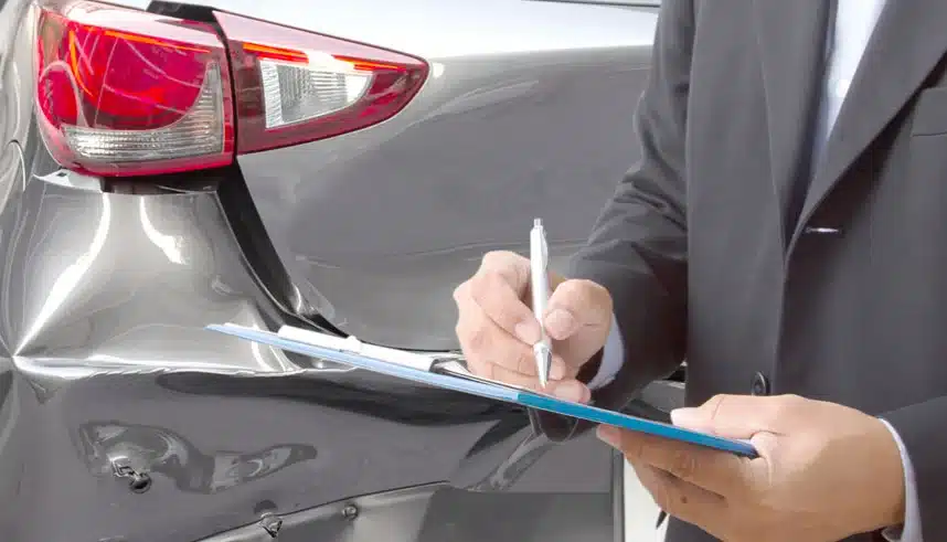Perito Judicial inspeccionando un coche | Perito Judicial