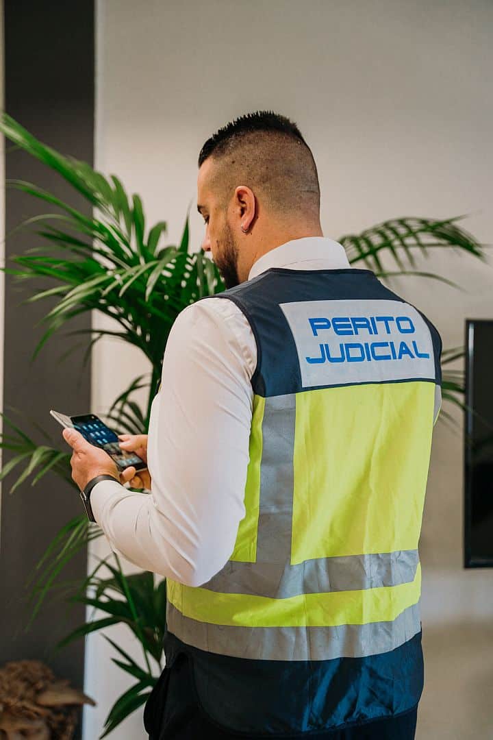 Joaquín Cenit observando el móvil | Perito Judicial